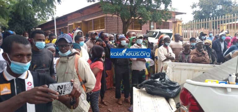 Guinée/Labé:  Un homme attache et transporte un corps sans vie de Kounssitel vers Dinguiraye