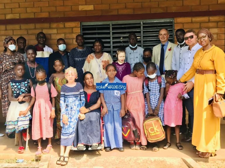 Conakry : L’OSH offre des fournitures scolaires à une cinquantaine de jeunes filles handicapées