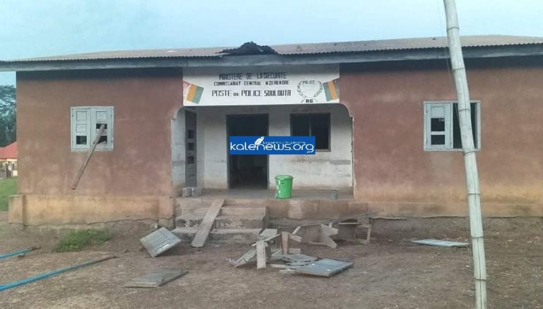 NZérékoré: Des jeunes en colère saccagent les postes de police et de gendarmerie de Soulouta