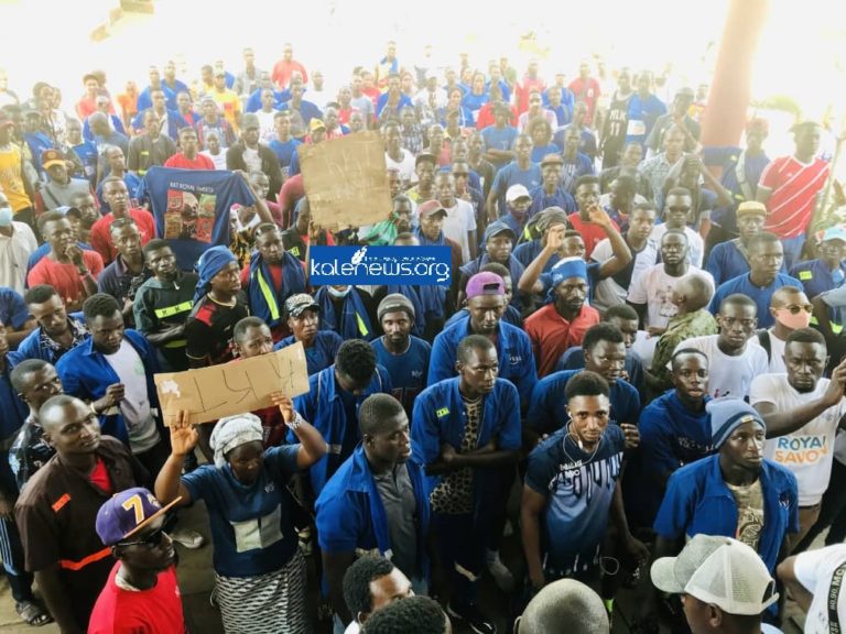 Conakry: Les travailleurs de l’usine KKT royal manifestent leur ras-le-bol à la mairie de Matoto