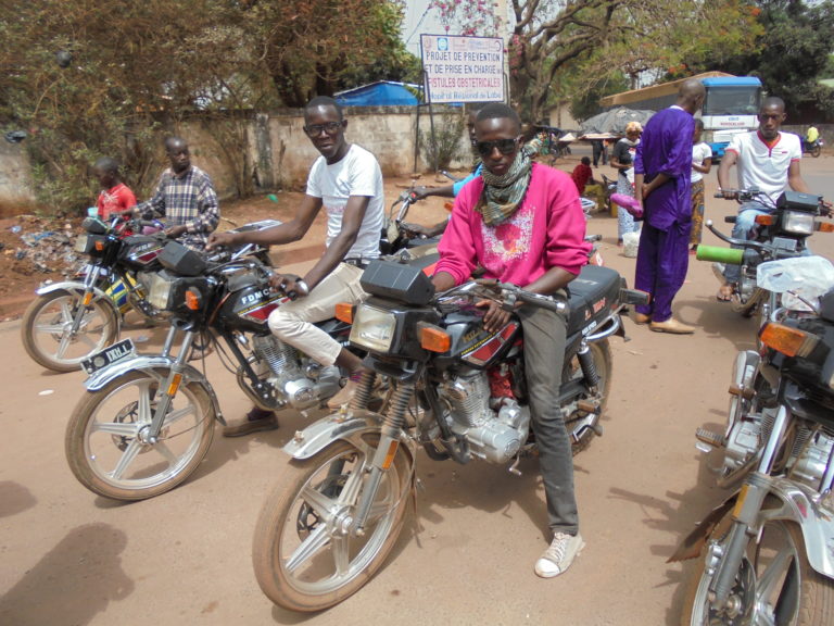 Labé: Les conducteurs de moto taxi se plaignent de la cherté des plaques d’immatriculations