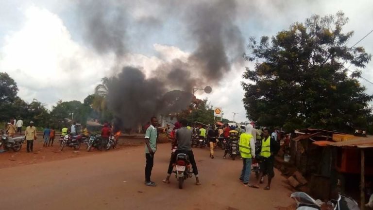 Boké: les femmes de Kolaboui manifestent aussi contre le délestage en courant électrique