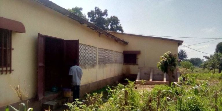 Kindia: fuite d’eau par la toiture, le centre de santé de Bibane risque de s’effondrer