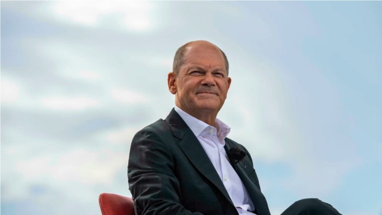 Allemagne: Olaf Scholz succède officiellement à Angela Merkel