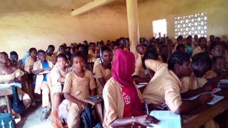 Boké: pléthore d’élèves à l’école publique de Kolaboui, 4 assis par Table-banc