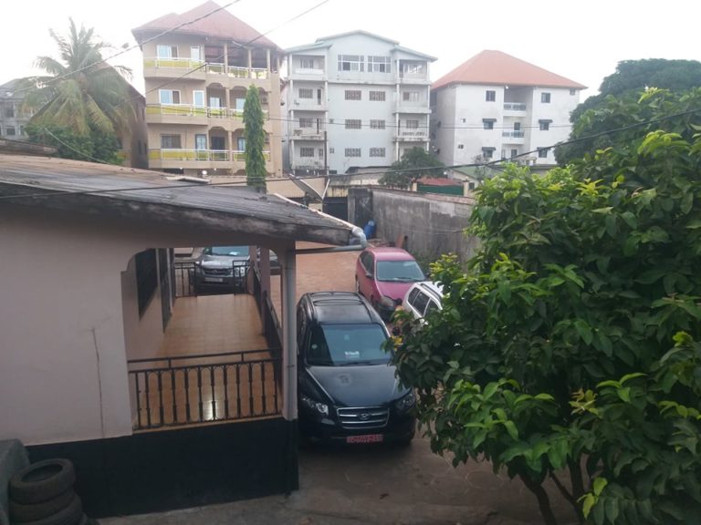 Conakry/Kaporo Rails: Irruption nocturne dans une cour, plusieurs voitures dévalisées