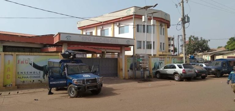 Le parti d’Alpha Condé, première victime des bombes lacrymogènes du CNRD