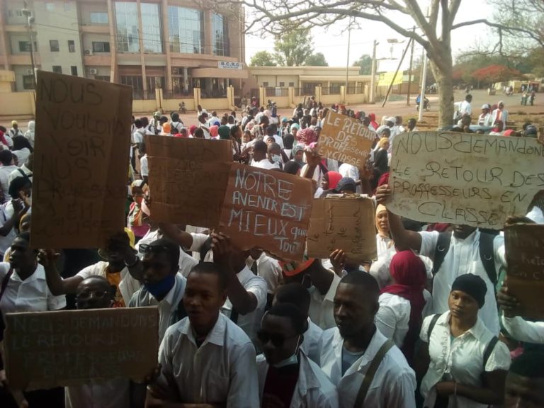 Labé/Ecole des soins de santé: des étudiants dans la rue  pour réclamer le retour des enseignants