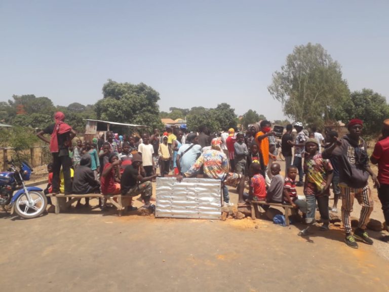 Labé:  La route nationale barricadée par<br>les citoyens en colère face à un accident