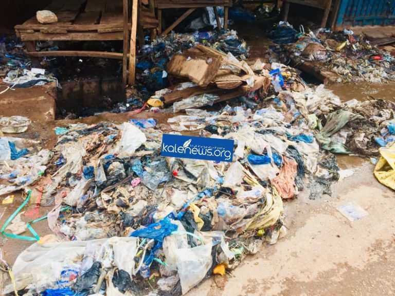 Labé: Après une forte pluie, des ordures envahissent la ville