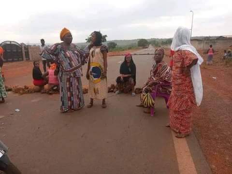 Sangaredi : des femmes barricadent les rues  pour réclamer le courant électrique