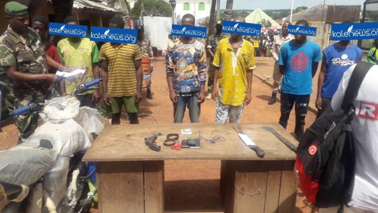 Faranah:  8  présumés coupeurs de route tombent dans les filets des militaires Faranah:  8  présumés coupeurs de route tombent dans les filets des militaires