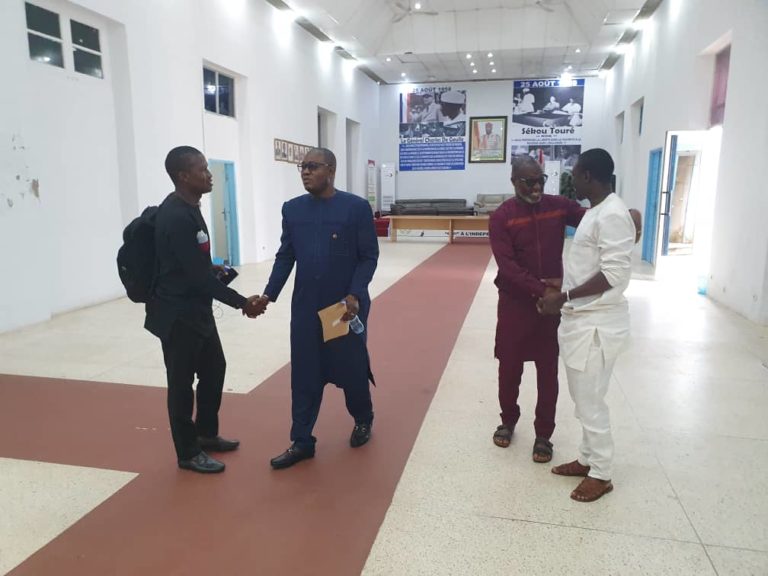 Fin de l’entretien, le journaliste Lincoln rentre chez lui en attendant la décision de la HAC Fin de l’entretien, le journaliste Lincoln rentre chez lui en attendant la décision de la HAC