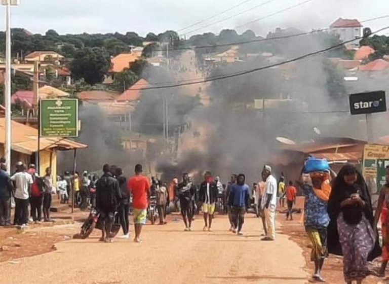 Labé: Des manifestants brulent des pneus sur les routes, des activités paralysées