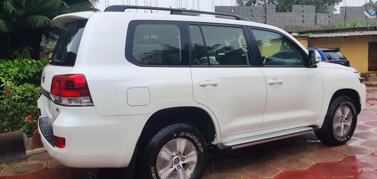 Colonel Doumbouya offre un véhicule flambant neuf  à la veuve d Amed  Sekou Touré