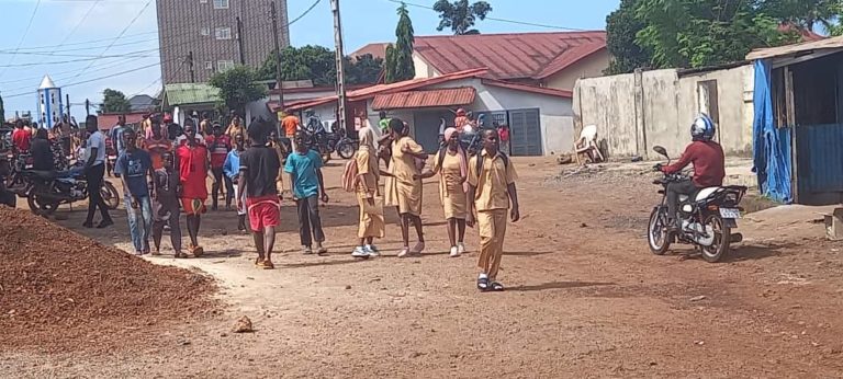 Tirs d’armes à feu à Hamdallaye : des mamans courent vers les écoles pour prendre leurs enfants Tirs d’armes à feu à Hamdallaye : des mamans courent vers les écoles pour prendre leurs enfants