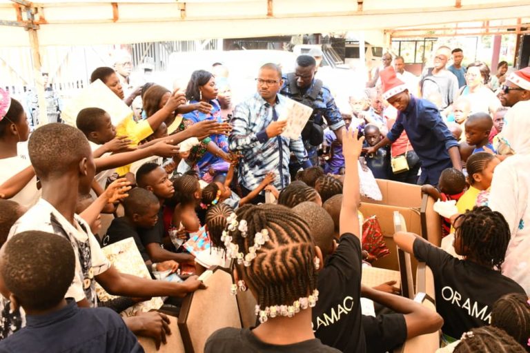 Fête de Noël : Dr Dansa Kourouma offre des cadeaux à plus de 510 enfants orphelins Fête de Noël : Dr Dansa Kourouma offre des cadeaux à plus de 510 enfants orphelins