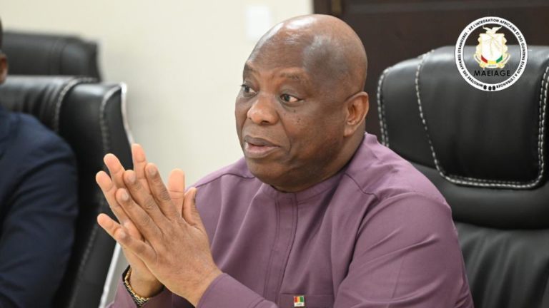 Se réjouir des roses des épines, que se plaindre des épines des roses…(Par B. Kamano)