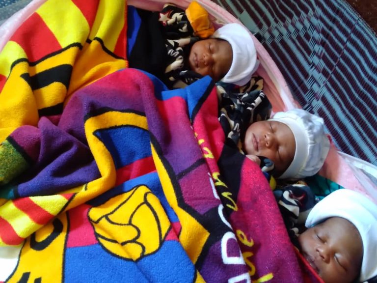 Lola: après avoir accouché des triplés, une dame démunie appelle Doumbouya à l’aide