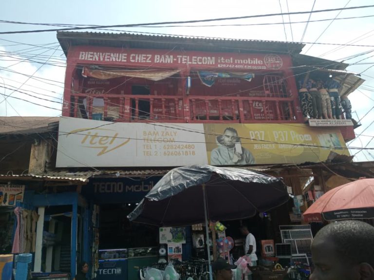 N’Zérékoré: Une centaine de téléphones et accessoires volés dans une boutique au Grand marché