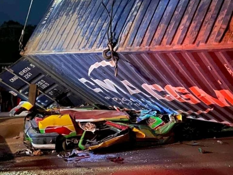 Kindia-Mamou : un camion passe sur un taxi rempli de passagers, au moins deux morts