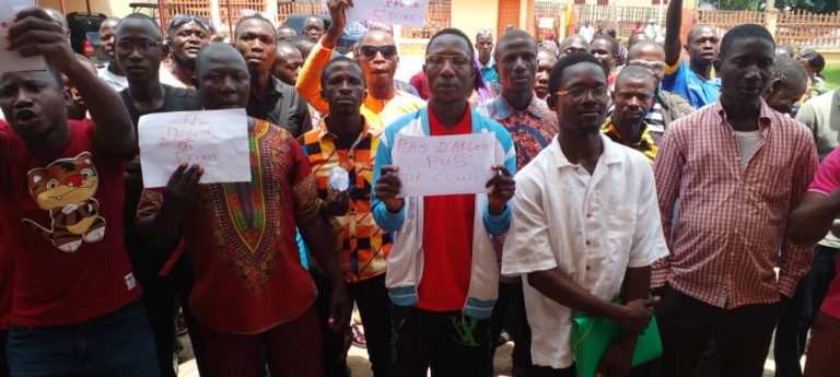 N&rsquo;Zérékoré: Les enseignants contractuels boudent les classes et battent le pavé