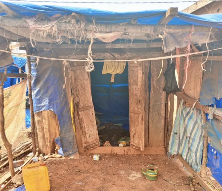 Siguiri: le corps d’un homme assassiné retrouvé dans son magasin après 3 jours (Baraka Diguilin) Siguiri: le corps d’un homme assassiné retrouvé dans son magasin après 3 jours (Baraka Diguilin)