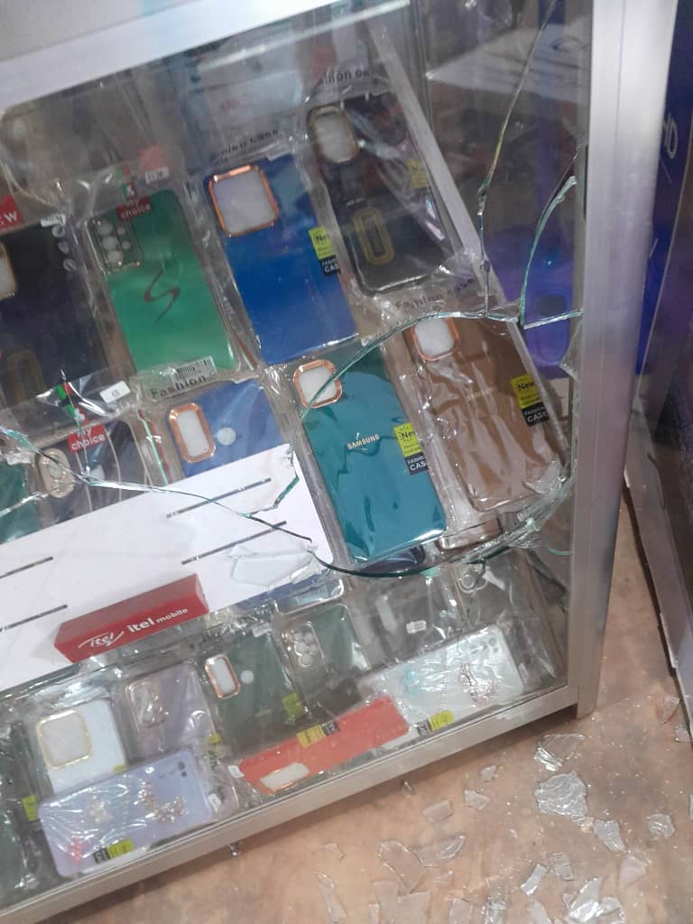 Kamsar  : 3 boutiques attaquées et 2 personnes blessées par des individus armés                           