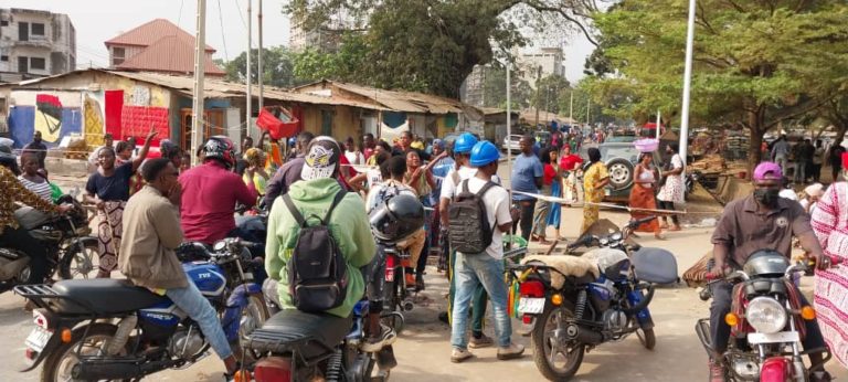 Colère des sinistrés à Kaloum: « nous exigeons la restitution des corps, la reconstruction de nos concessions… » Colère des sinistrés à Kaloum: « nous exigeons la restitution des corps, la reconstruction de nos concessions… »