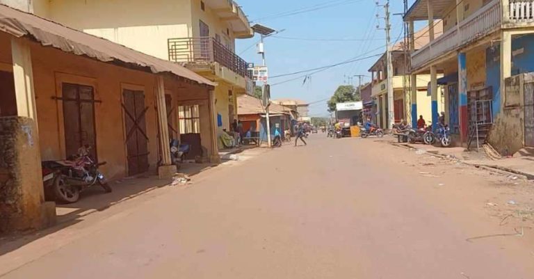 Labé : La grève lancée par le mouvement syndical largement suivie Labé : La grève lancée par le mouvement syndical largement suivie