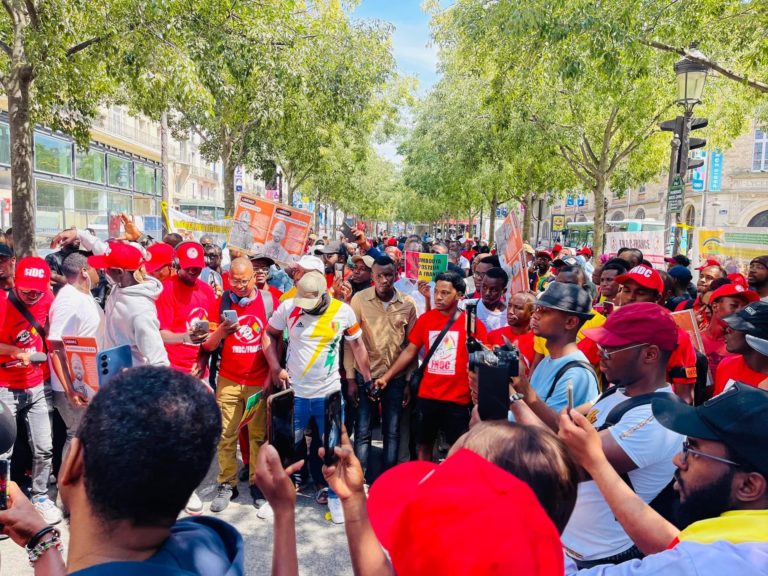 France: des Guinéens manifestent contre le pouvoir de Mamadi Doumbouya France: des Guinéens manifestent contre le pouvoir de Mamadi Doumbouya