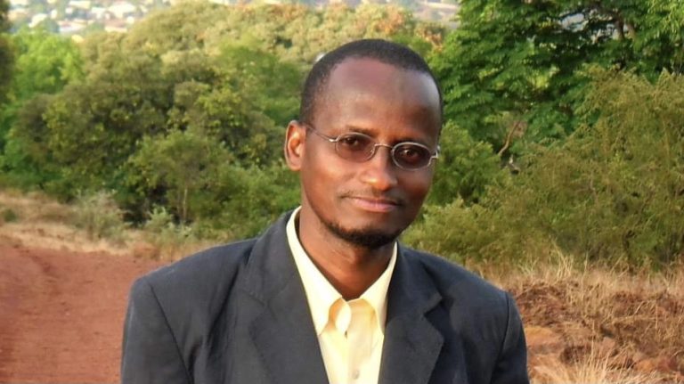 « Culte de la personnalité, quand tu nous tiens!» ( Habib Yembering Diallo)