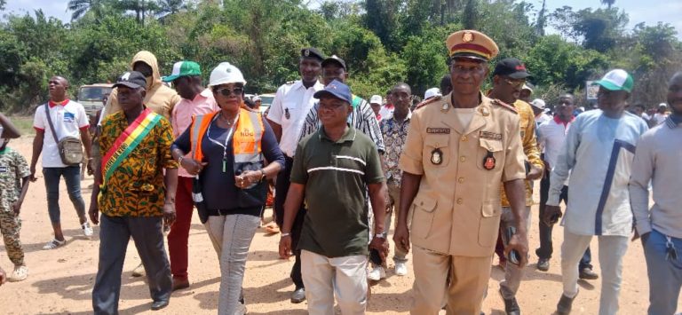 Exploitation du fer à Lola : les autorités accueillent dans la plus grande ferveur les premiers équipements de haute portée de NDC Exploitation du fer à Lola : les autorités accueillent dans la plus grande ferveur les premiers équipements de haute portée de NDC