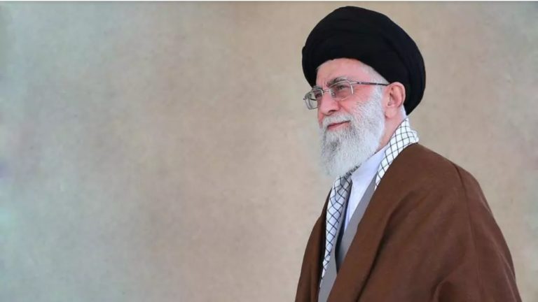 Ali Khamenei affirme que la nation iranienne «ne se rendra jamais» et met en garde les États-Unis