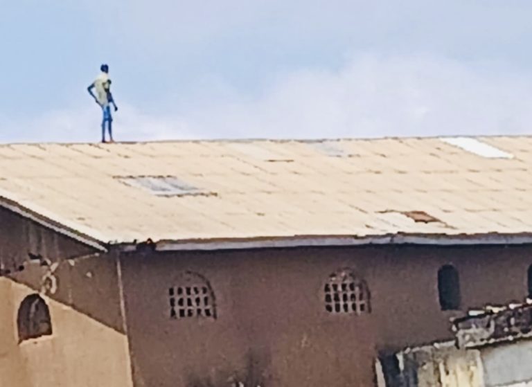 N’zérékoré : un détenu se retrouve sur le toit de la maison centrale 