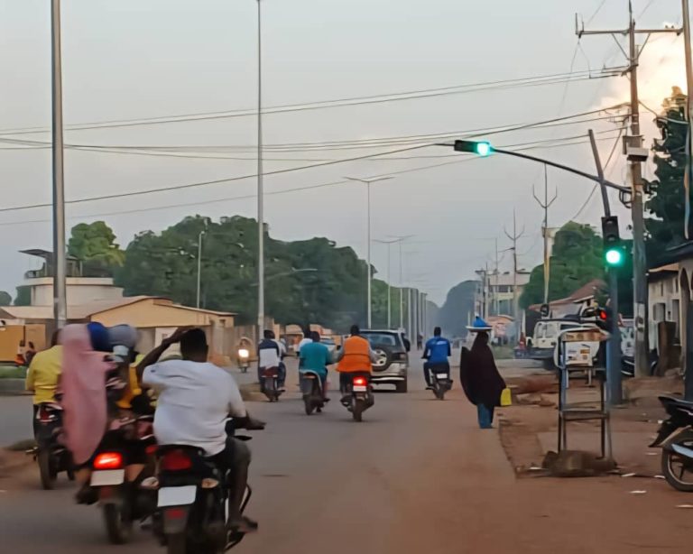 L’impact positif des feux tricolores dans la circulation routière à Kankan est particulièrement remarquable (Balla Moussa Konaté)