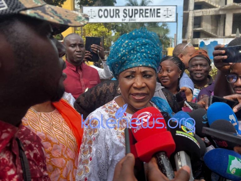 Cour suprême : Hadja Makalé Camara dépose sa candidature pour la  présidentielle du 28 décembre 2025