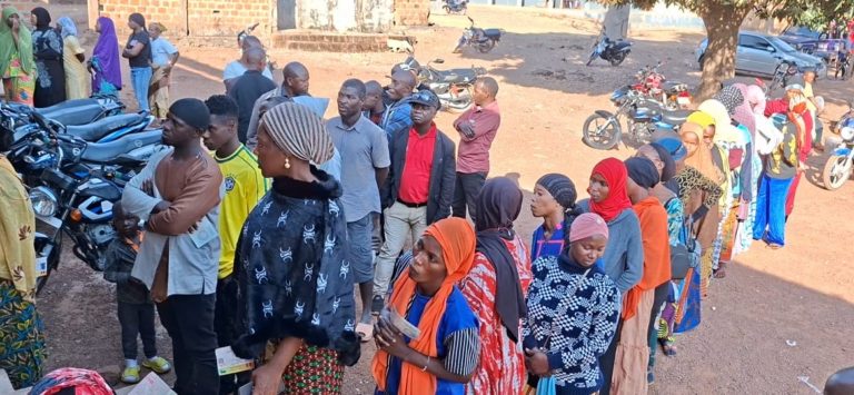 Presidentielle 2025 : un engouement marqué malgré des défis logistiques lors du scrutin pour 445750 électeurs à Labé