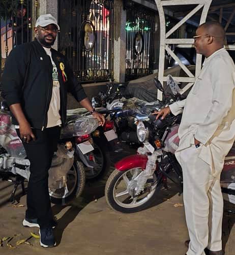 Campagne presidentielle 2025 : Le mouvement ‘’SOGUÉ NÈNÈ’’, d’Ibrahima Sylla dit Lincoln reçoit un don du Président du CNT, Dr Dansa Kourouma