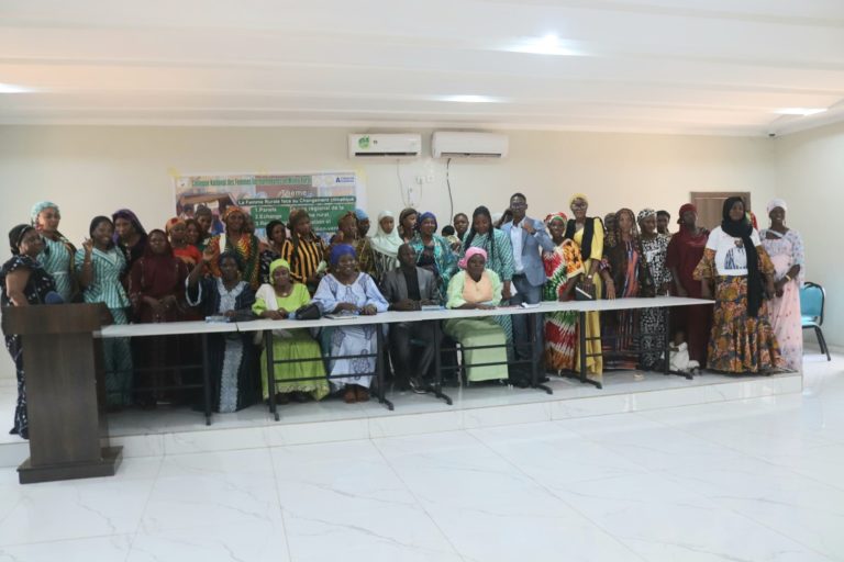 4ᵉ édition du Colloque national des femmes entrepreneures : la coordinatrice Hassatou Lamarana Bah remet le Prix régional de la femme rurale