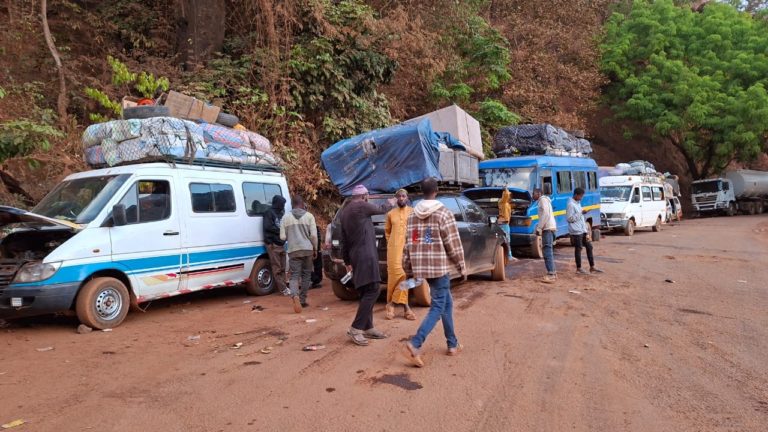 Circulation routière : la RN Mamou – Labé paralysée par des camions en panne à Bouliwel 