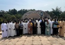 Coyah : l’AP40 FDSEG offre des vivres à l’Institut supérieur de théologie « Benoît XVI » de Kendoumayah