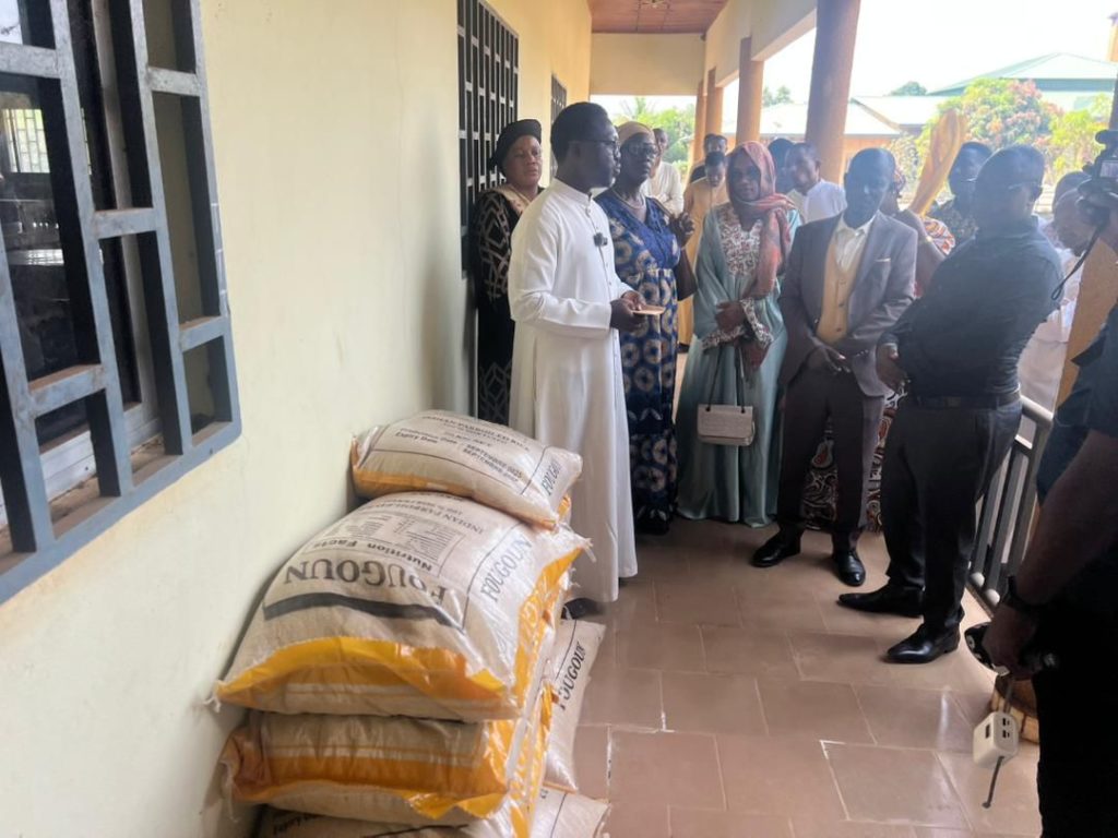 Coyah : l’AP40 FDSEG offre des vivres à l’Institut supérieur de théologie « Benoît XVI » de Kendoumayah