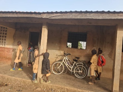 À Conakry, un match de foot pour bâtir une école et un pont à Kondjeya
