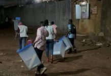 Élections législatives et communales : faute de PV de centralisation, des kits électoraux acheminés vers le quartier à Hafia 2