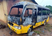 GUÉCKÉDOU : un minibus d’un établissement scolaire réduit en cendres