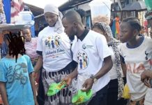 Conakry : l’ONG « Solidarité Future » offre des chaussures aux enfants du marché d’Enco 5