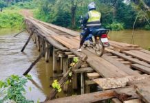 N’zérékoré : À Zogbéanta, les habitants tirent la sonnette d’alarme face à la dégradation du pont de bois et la prise en charge des enseignants de l’école primaire