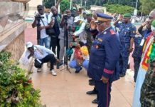 Fête du 02 octobre à Kankan : le préfet, Colonel Mohamed Niang, procède au traditionnel dépôt de gerbe de fleurs